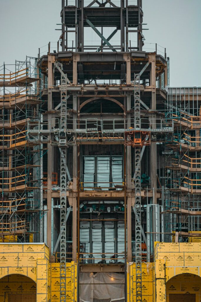 Facciata di un edificio storico avvolta dai ponteggi durante i lavori di restauro