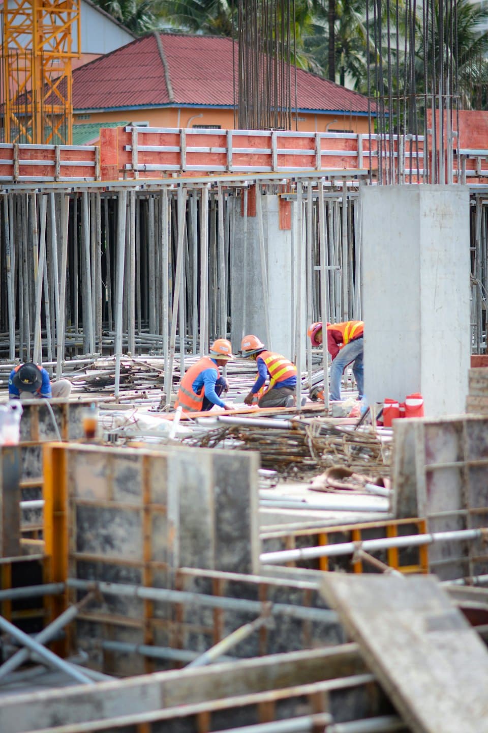 Operai edili in tenuta di sicurezza che costruiscono una nuova struttura.