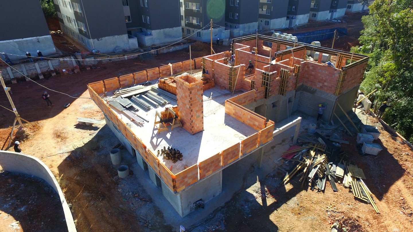 Cantiere di un edificio residenziale in costruzione, vista dall'alto delle murature in laterizio