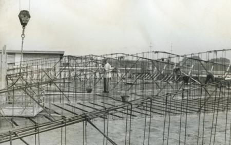 Foto storica in bianco e nero di un cantiere Grisendi con armature in ferro